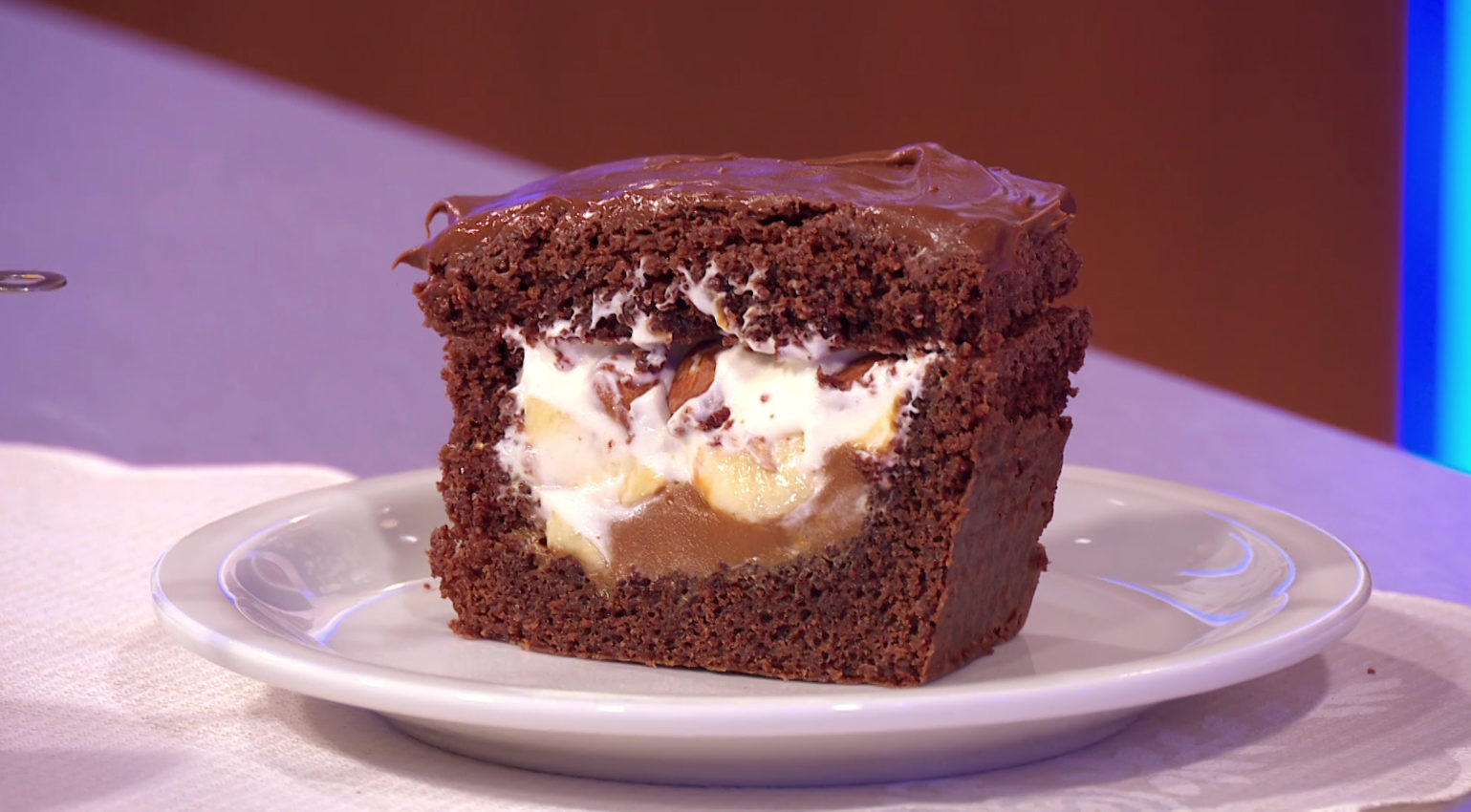 Budín de chocolate relleno.