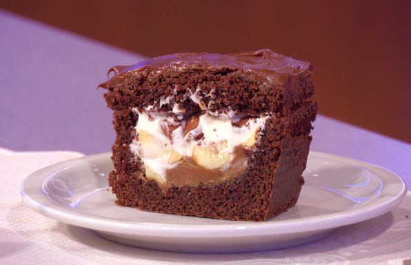 Budín de chocolate relleno.