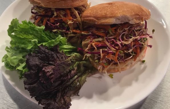 Hamburguesa de pescado y ensalada fresca.