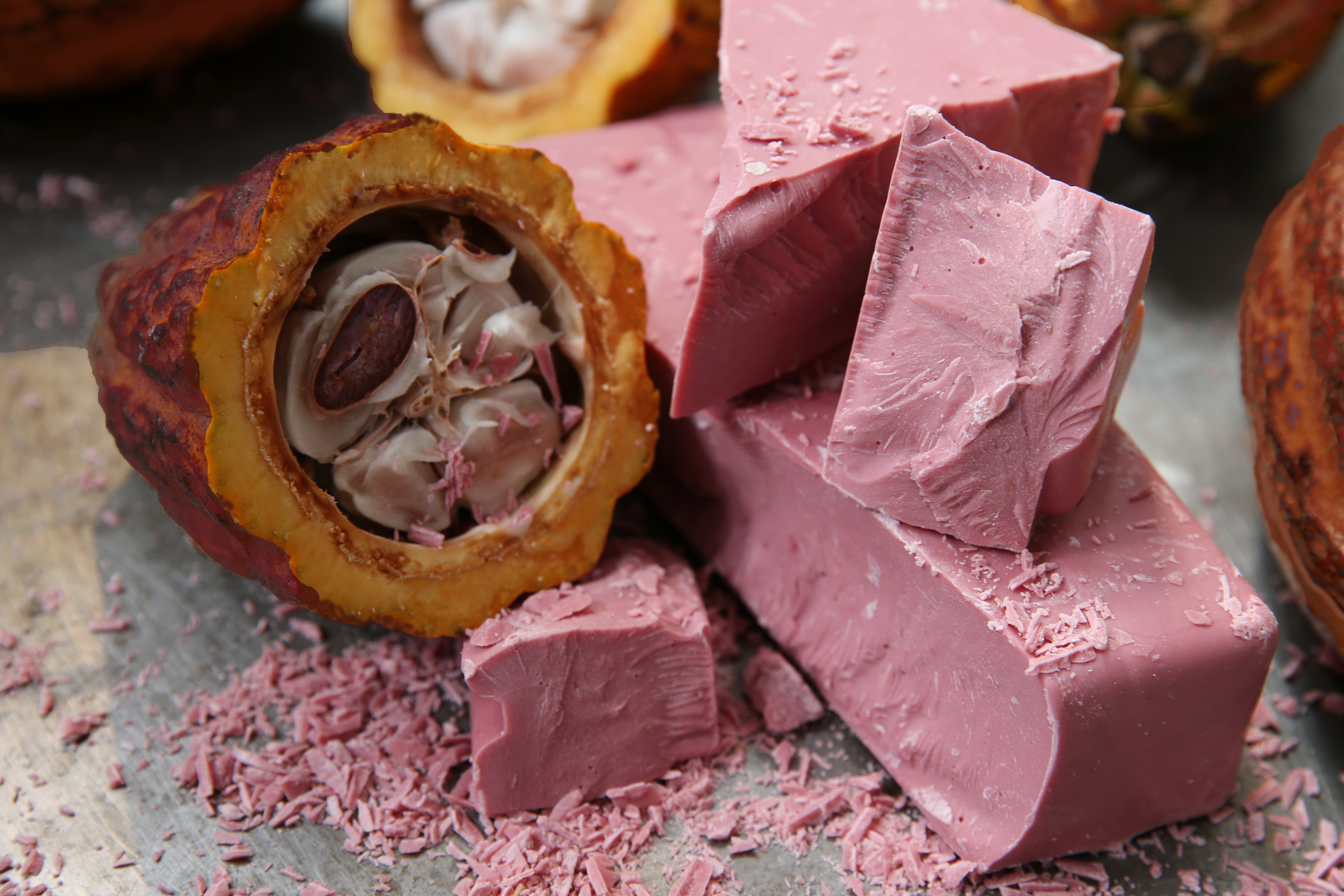 Chocolate rosa, sin colorantes ni aromatizantes.