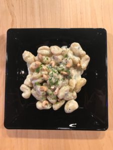 Ñoquis de batata con salsa de roquefort.