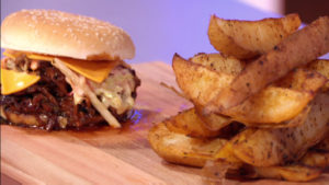 Pulled pork con coleslaw, barbacoa y papas al pimentón.