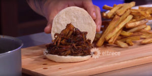 Pulled pork con coleslaw, salsa barbacoa y batatas fritas.