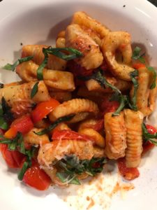 Ñoquis de batata con salta de tomates frescos.