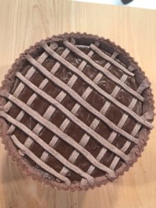 Pastafrola de masa de chocolate con pasta de avellanas.