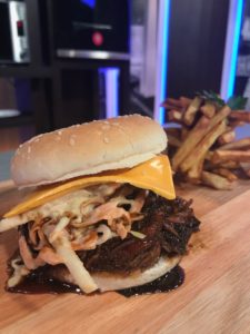 Pulled pork con coleslow y salsa barbacoa con batatas fritas.