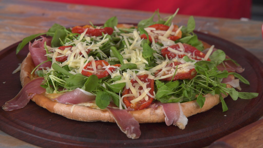 Pizza Casera Con Tomate Fresco Aceitunas Y Rcula Hola Pizza Casera Con Tomate Fresco Aceitunas Y Rcula Hola