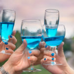 Blue wine, el increíble vino de color azul que pusieron de moda los millennials