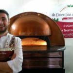 Como en los 90: el mejor maestro pizzero del mundo pone de moda la pizza con champagne