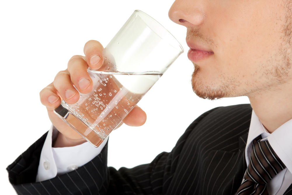 Es bueno beber agua con gas? Qué personas deberían evitarla