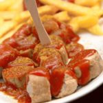 Currywurst, el clásico plato alemán que cumple 70 años y cuyo homenaje causa polémica