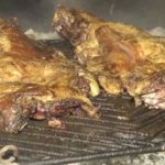 Asado con cuero, una de las maneras más criollas de cocinar la carne