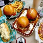 ¡Polémico! Un restaurant temático en homenaje a Pablo Escobar sirve hamburguesas… ¡decoradas con falsa cocaína!