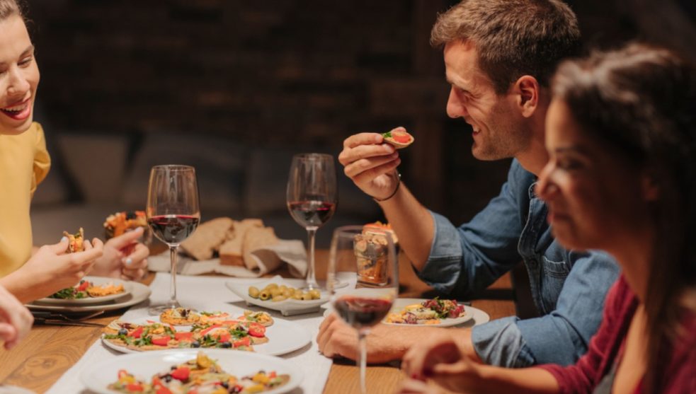 Amigos cenando - Cucinare