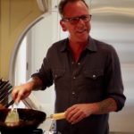 Kiefer Sutherland ahora cocina para sus seguidores