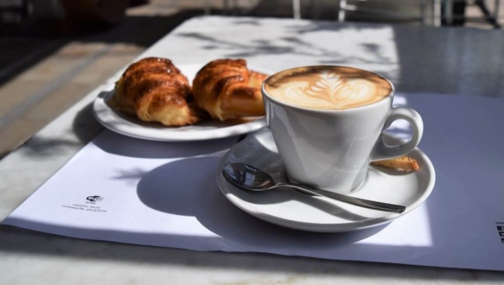 Café con medialunas Cucinare