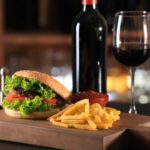 Por qué la hamburguesa va mejor con vino que con cerveza, y cuáles son los que mejor combinan