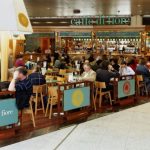 Por qué la comida de los aeropuertos es tan cara