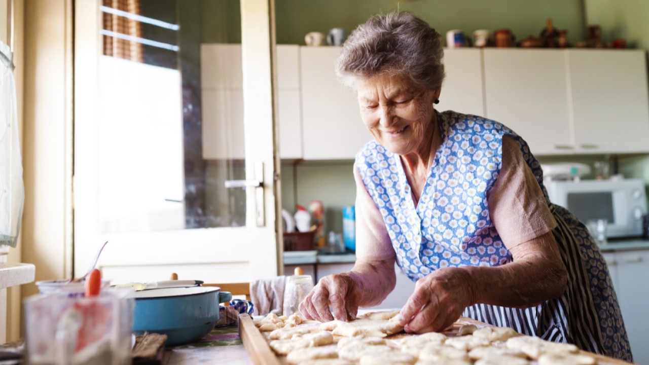 abuela cocinando