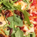 Un restaurant de Las Vegas aprovecha una invasión de insectos para ofrecer un plato insólito: ¡pizza de langostas!