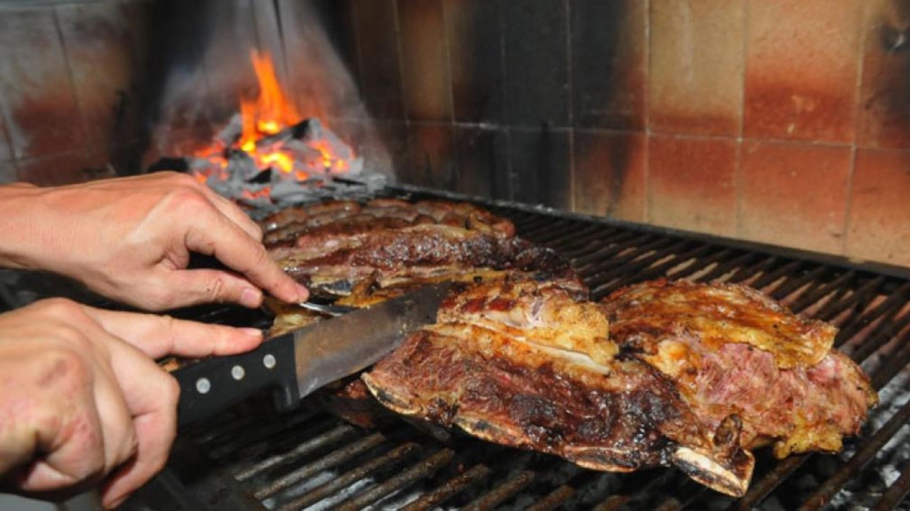 Asado being cut