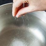Por qué hay que ponerle sal al agua antes de introducir la pasta