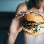 Desarrollan una pastilla que podría quitarte las ganas de comer comida chatarra