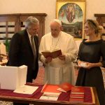 El libro sobre cafés notables que Alberto Fernández le regaló al Papa Francisco