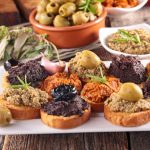 Tapenade: historia de un clásico que no siempre aparece en las picadas