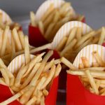 Increíble pero real: comió papas fritas y se tragó un trozo de vidrio