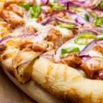 Pizza con pollo, una variedad que provoca rechazo pero que también tiene sus fanáticos