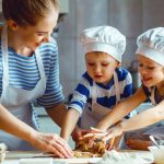 Los 8 beneficios de que tus hijos te ayuden en la cocina
