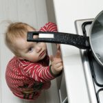 Tips y cuidados para evitar accidentes cuando los más chicos te ayudan a cocinar