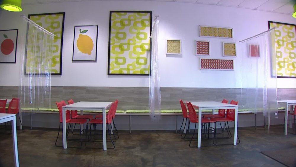 Cortinas de baño en restaurants, la idea menos pensada para separar a