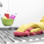 Trucos para lavar y desinfectar tus trapos de cocina en el microondas