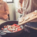 Comer en cuarentena: un estudio revela que casi 7 de cada 10 porteños cocinan más desde que comenzó el aislamiento