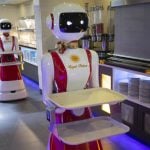 Robots que trabajan de mozo: el restaurant holandés que usa alta tecnología para proteger a los comensales del coronavirus