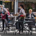 Bares y restaurants podrán utilizar solo mesas al aire libre: la medida que indigna a los empresarios gastronómicos