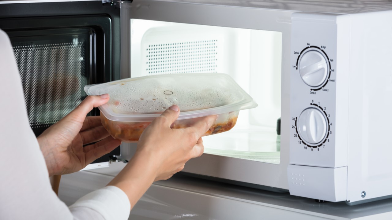 Las comidas que no deberías recalentar en el microondas si no