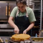 Tortilla, choripán y fugazzeta rellena, el menú argentino que conquistó a Netflix