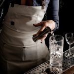 Gin: de la plebe a James Bond, historia del gran destilado universal