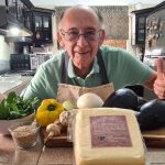 Youtuber a los 79 años: perdió su trabajo, se puso a cocinar y sus tutoriales se convirtieron en un éxito