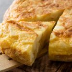 Tortilla de papas con o sin cebolla, la grieta de una receta clásica