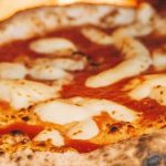 Pizza y reposera, el insólito combo que ofrece una pizzería para disfrutar al aire libre