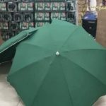 Empleado de un supermercado muere entre las góndolas y lo tapan con paraguas para no cerrar el local