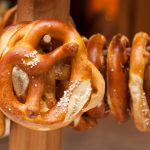 Pretzels: historia de un snack que casi asfixia a un presidente