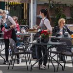 Restaurants y bares al aire libre: habilitan la posibilidad de comer y beber en los locales