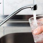 Agua con gusto y olor extraño: AySA evalúa hacer la denuncia para investigar si hay contaminación