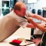 Pidió un sorbete en un restaurant, se lo negaron y agredió a la cajera