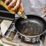 Cocinar con aceite de oliva: un debate que tiene opiniones para diferentes gustos